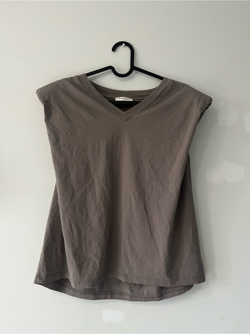 Babaton everyday office minimal Short-Sleeve V-Neck Tee & shoulder pads in Taupe